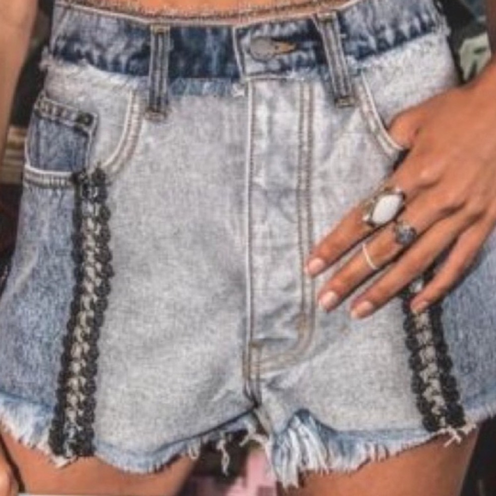 Carmar Denim Light Wash Chain Crochet Distressed Shorts Size 25 Grunge